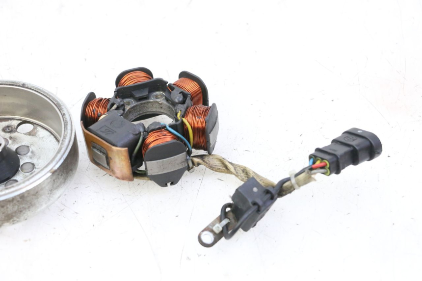 photo de ROTOR ESTATOR PIAGGIO FLY 2T 50 (2004 - 2017) - Primer plano técnico