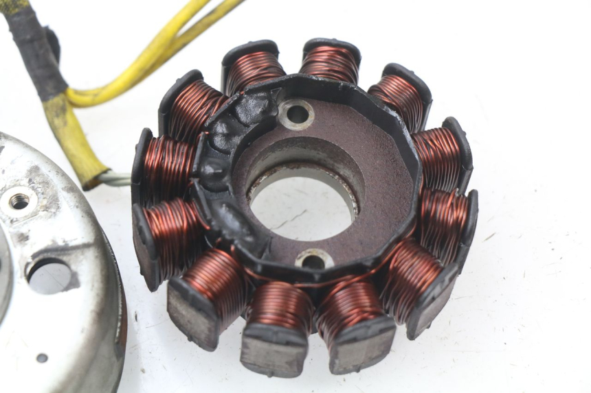 photo de ESTATOR PIAGGIO FLY 125 (2005 - 2012) - Detalles de los puntos de fijación