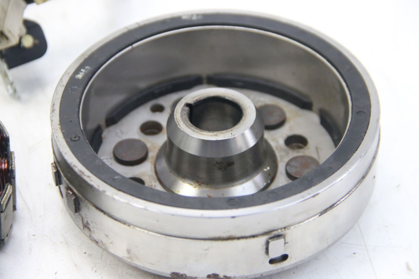 photo de ROTOR ESTATOR YAMAHA FZS FAZER 600 (1998 - 2001) - Primer plano técnico