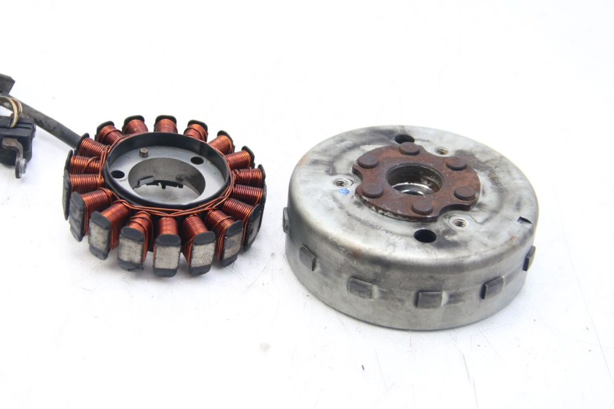 photo de ESTATOR YAMAHA HW XENTER 125 (2011 - 2017) - Primer plano técnico