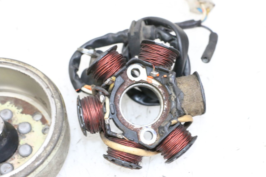 photo de ROTOR ESTATOR PEUGEOT KISBEE 2T 50 (2010 - 2017) - Zoom sobre los componentes