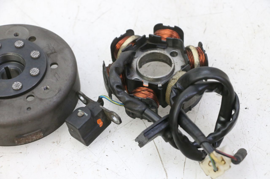 photo de ROTOR ESTATOR PEUGEOT KISBEE 2T 50 (2010 - 2017) - Otra perspectiva