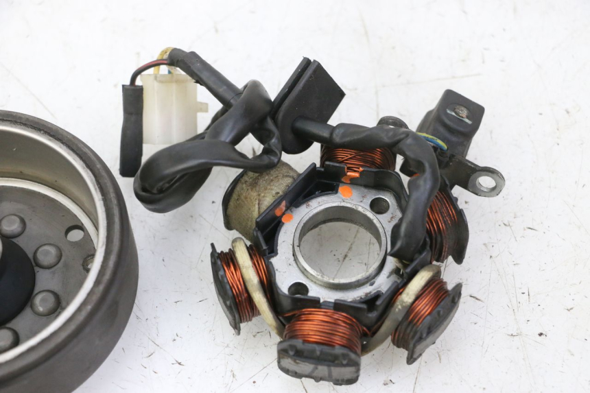 photo de ROTOR ESTATOR PEUGEOT KISBEE 2T 50 (2010 - 2017) - Detalles de los puntos de fijación