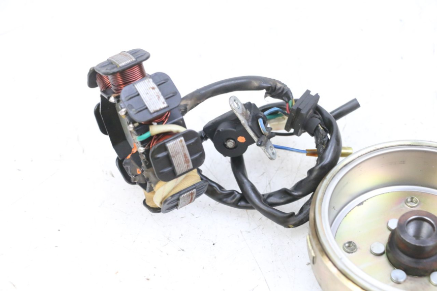 photo de ROTOR ESTATOR PEUGEOT KISBEE 4T 50 (2010 - 2017) - Primer plano técnico