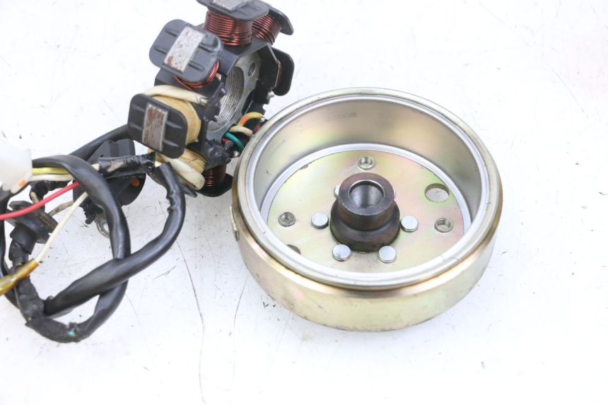 photo de ROTOR ESTATOR PEUGEOT KISBEE 4T 50 (2010 - 2017) - Detalles de los puntos de fijación