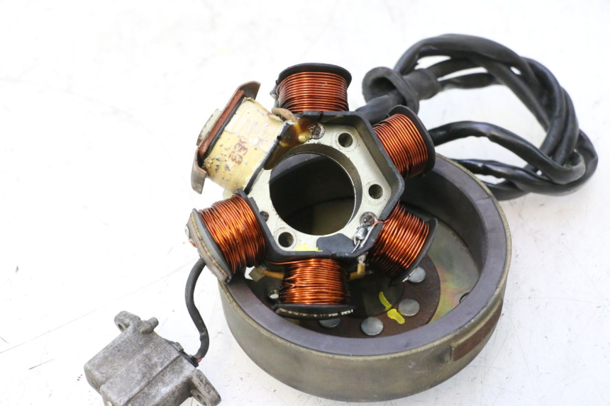 photo de ESTATOR PIAGGIO LIBERTY 50 (1998 - 2003) - Primer plano técnico