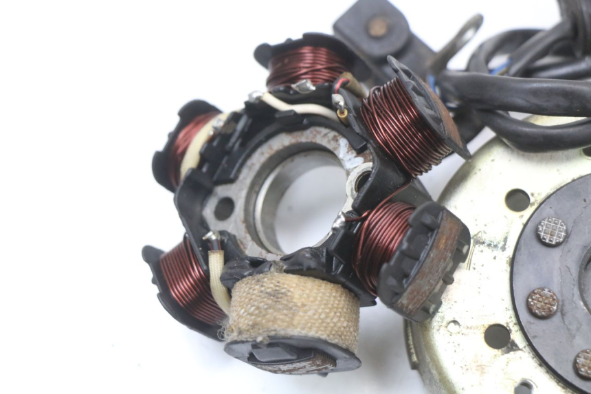 photo de ESTATOR PEUGEOT LUDIX 50 (2008 - 2017) - Detalles de los puntos de fijación