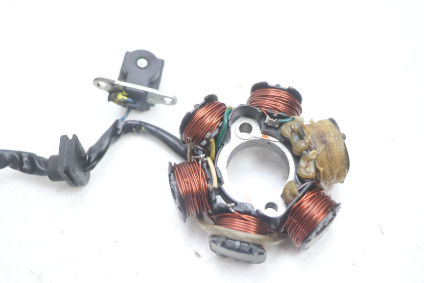 photo de ESTATOR SYM MIO 50 (2005 - 2010) - Detalles de los puntos de fijación