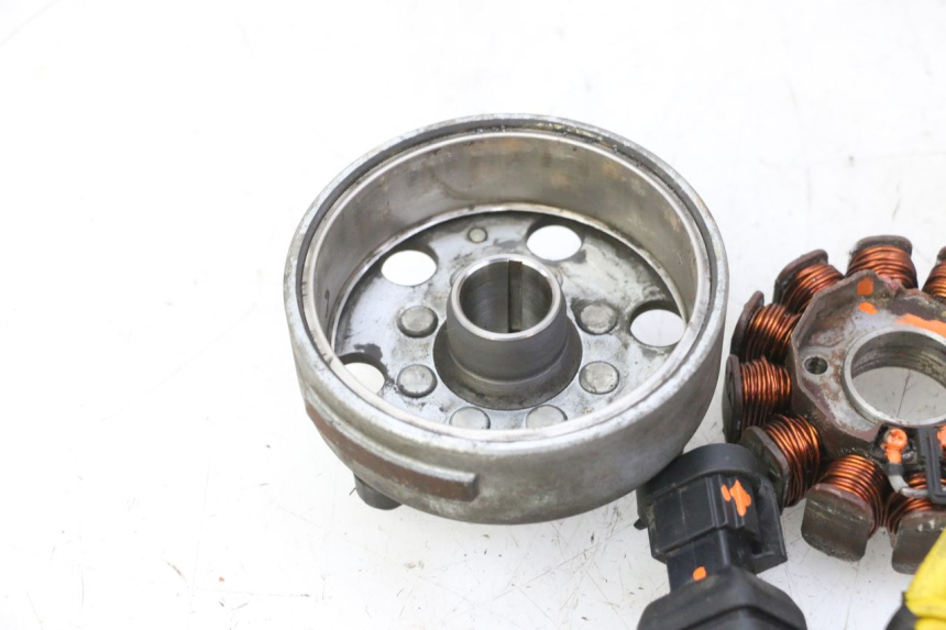 photo de ROTOR ESTATOR PIAGGIO MP3 125 (2006 - 2014) - Primer plano técnico
