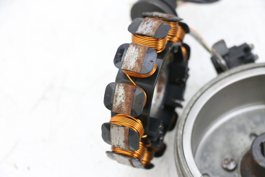 photo de ESTATOR YAMAHA NEO'S NEOS 2T 50 (1998 - 2007) - Primer plano técnico