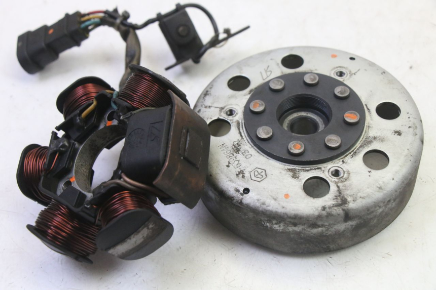 photo de ESTATOR PIAGGIO NEW TYPHOON 50 (2010 - 2017) - Zoom estado de uso