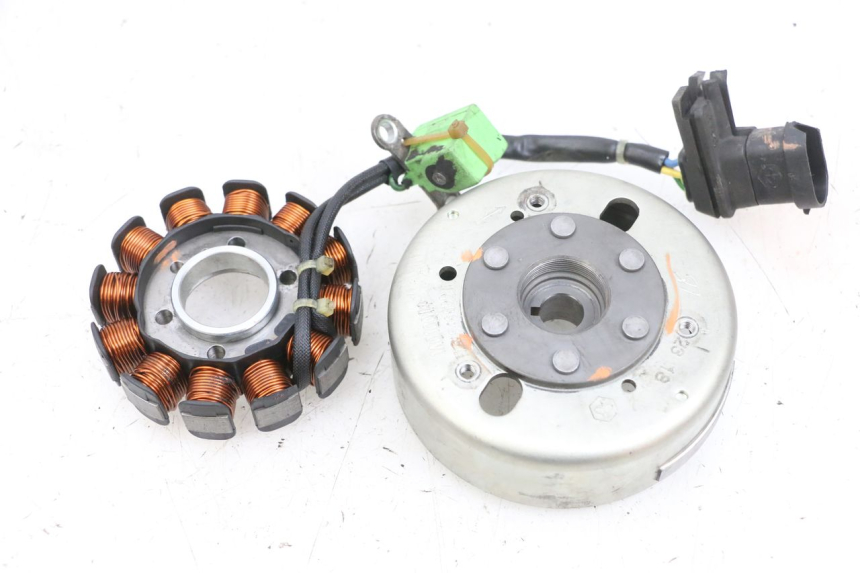 photo de ESTATOR PIAGGIO NEW TYPHOON 50 (2018 - 2021) - Primer plano de alta resolución