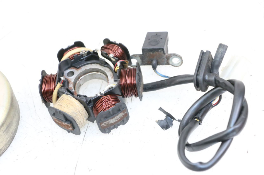 photo de ESTATOR PEUGEOT LUDIX 50 (2008 - 2017) - Detalles de los puntos de fijación