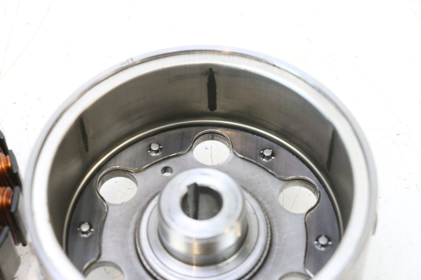 photo de ESTATOR PEUGEOT SATELIS COMPRESSOR K15 125 (2006 - 2009) - Características distintivas