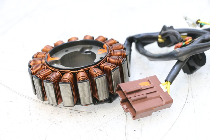 photo de ESTATOR PEUGEOT SATELIS COMPRESSOR K15 125 (2006 - 2009) - Detalles de los puntos de fijación