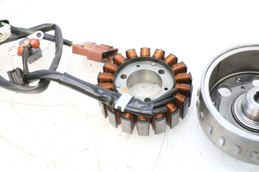 photo de ESTATOR PEUGEOT SATELIS COMPRESSOR K15 125 (2006 - 2009) - Marcados y referencias originales