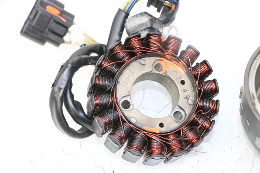 photo de ESTATOR PEUGEOT SATELIS 125 (2013 - 2018) - Otra vista del artículo