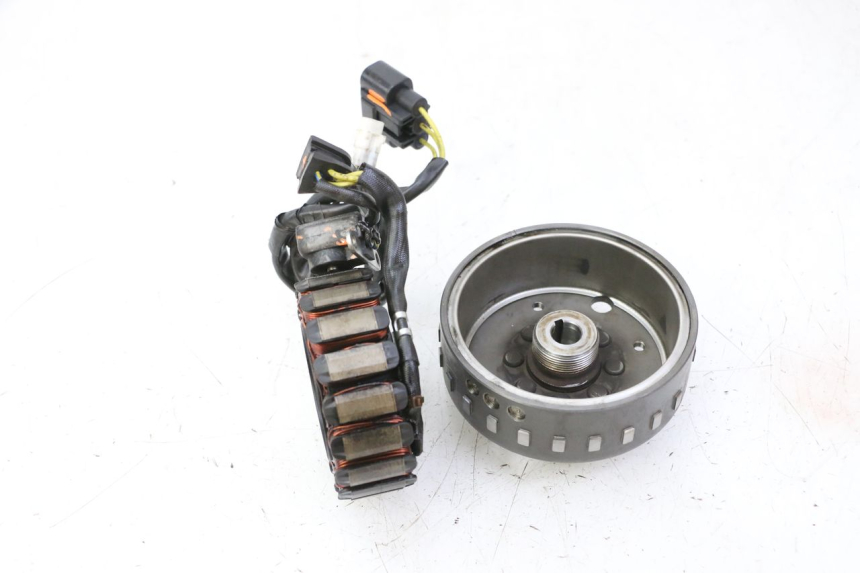 photo de ESTATOR PEUGEOT SATELIS 125 (2013 - 2018) - Detalles de los puntos de fijación