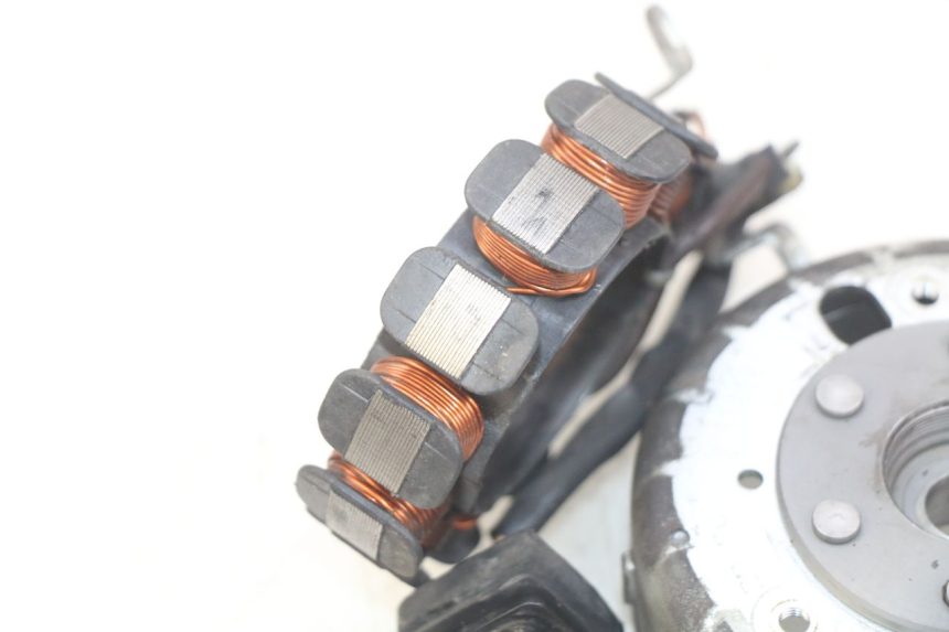 photo de ROTOR ESTATOR APRILIA SCARABEO 100 (2003 - 2012) - Detalles de los puntos de fijación