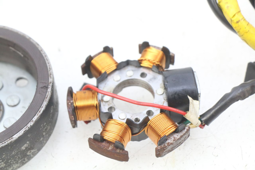 photo de ROTOR ESTATOR DERBI SENDA 50 (2003 - 2005) - Detalles de los puntos de fijación