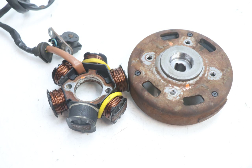 photo de ESTATOR PEUGEOT SPEEDFIGHT 2 AC 50 (2000 - 2009) - Primer plano técnico