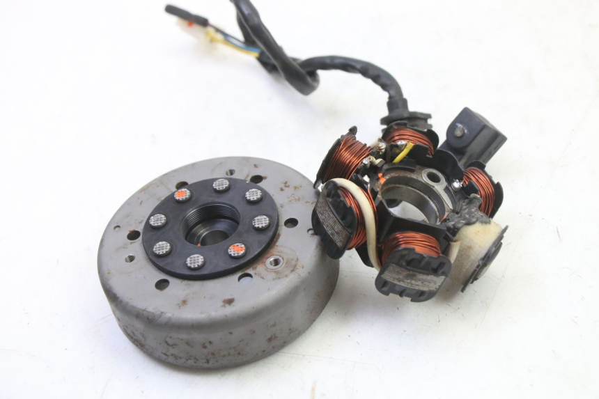 photo de ESTATOR PEUGEOT SPEEDFIGHT 3 AIR 50 (2009 - 2015) - Primer plano técnico