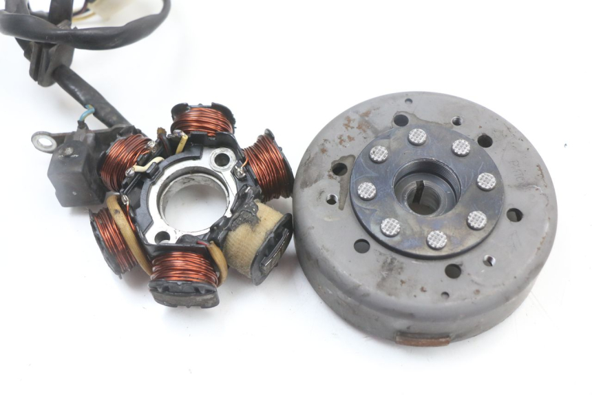 photo de ESTATOR PEUGEOT STREETZONE 2T 50 (2014 - 2019) - Detalle de la pieza