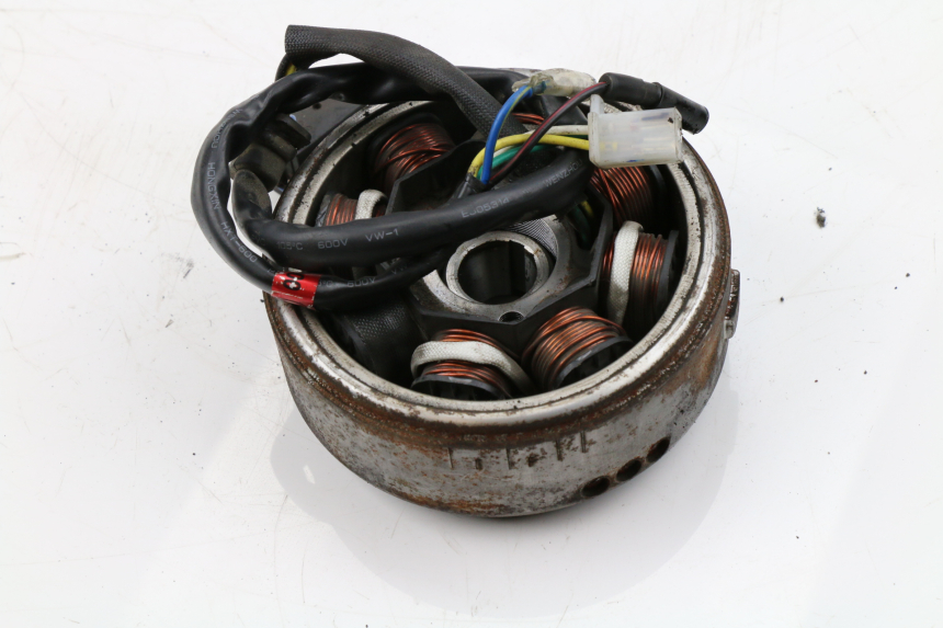 photo de ESTATOR SYM FIDDLE 2 S 125 (2012 - 2014) - Detalles de los puntos de fijación