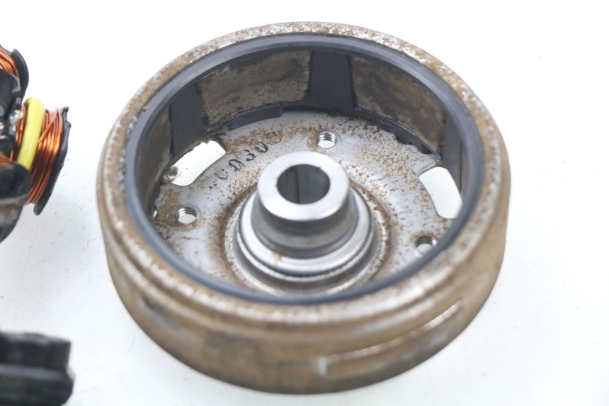 photo de ESTATOR PEUGEOT TREKKER TKR 50 (2005 - 2014) - Detalles de los puntos de fijación