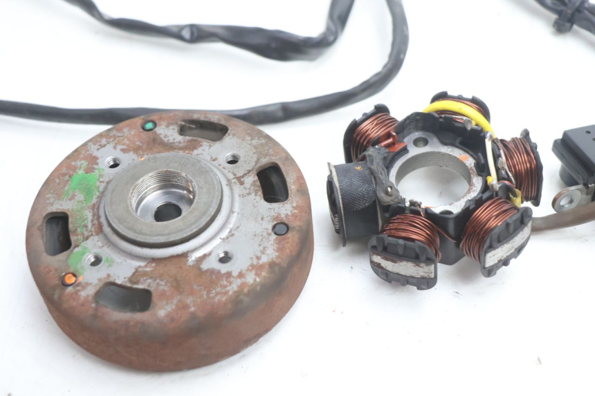 photo de ESTATOR PEUGEOT TREKKER 50 (1995 - 2004) - Primer plano técnico