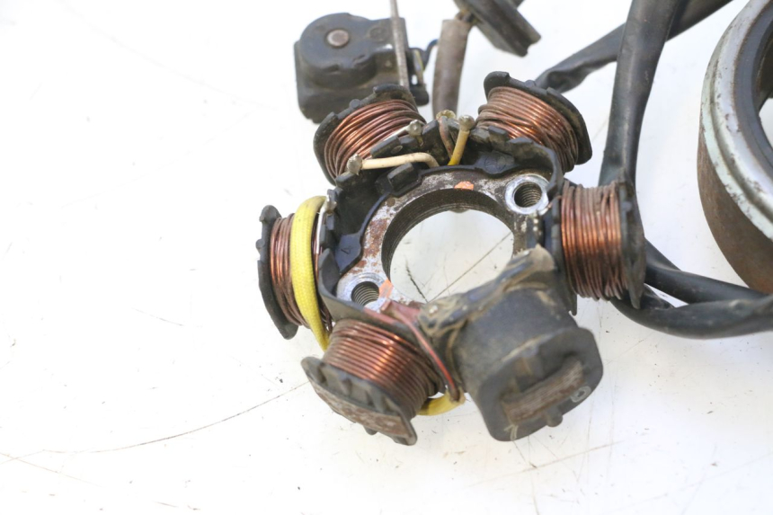 photo de ESTATOR PEUGEOT TREKKER 50 (1995 - 2004) - Otra perspectiva