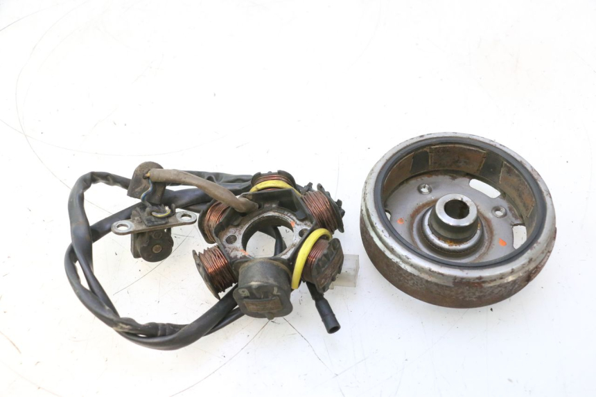 photo de ESTATOR PEUGEOT TREKKER 50 (1995 - 2004) - Estado de la superficie y material