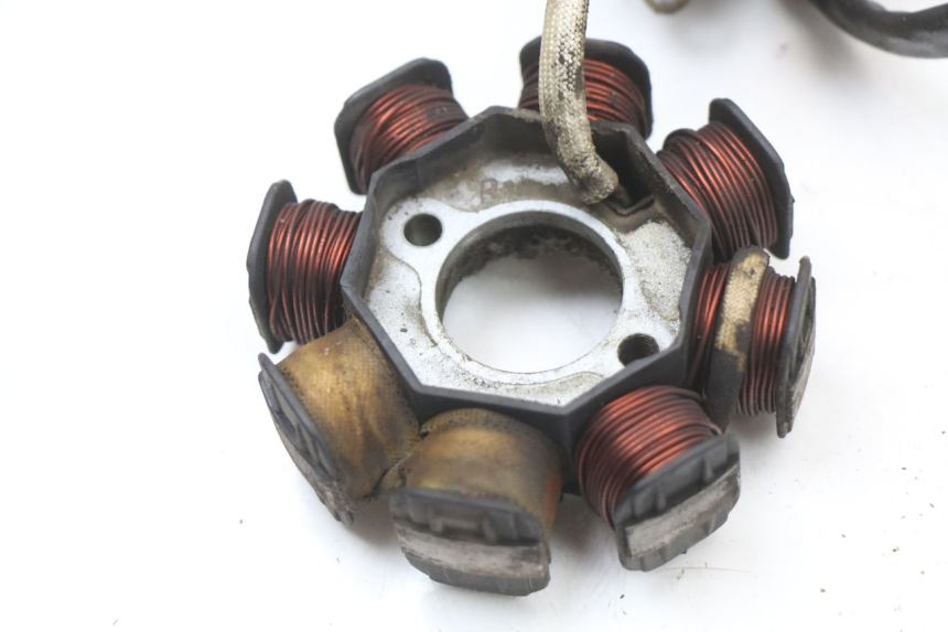 photo de ROTOR ESTATOR PEUGEOT V-CLIC VCLIC 50 (2007 - 2013) - Detalles de los puntos de fijación