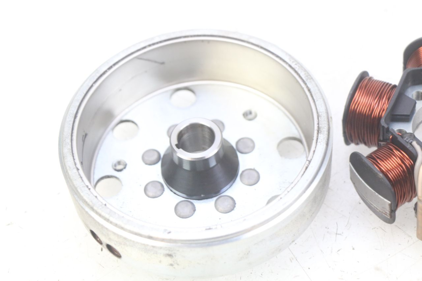 photo de ROTOR ESTATOR PIAGGIO VESPA LX 2T 50 (2005 - 2013) - Primer plano técnico