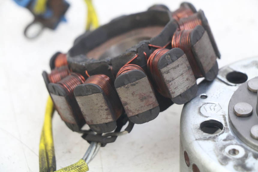 photo de ROTOR ESTATOR PIAGGIO VESPA LXV 125 (2006 - 2009) - Detalles de los puntos de fijación