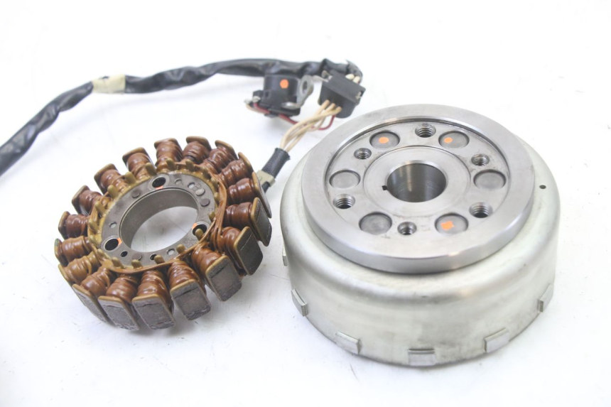 photo de ESTATOR YAMAHA X-MAX XMAX 125 (2010 - 2013) - Primer plano técnico