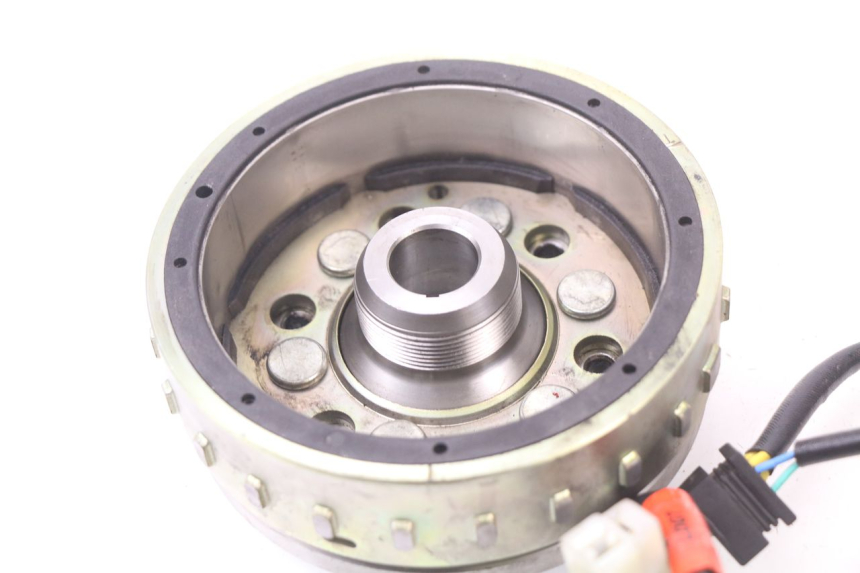 photo de ESTATOR KYMCO XCITING 500 (2007 - 2010) - Detalles de los puntos de fijación