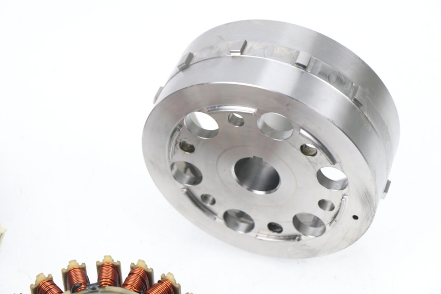 photo de ESTATOR YAMAHA XP T-MAX TMAX 530 (2015 - 2016) - Primer plano técnico