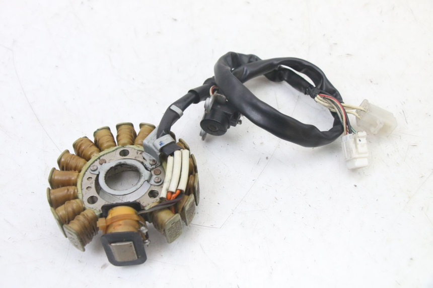 photo de ESTATOR YAMAHA YP MAJESTY 125 (2007 - 2010) - Detalles de los puntos de fijación