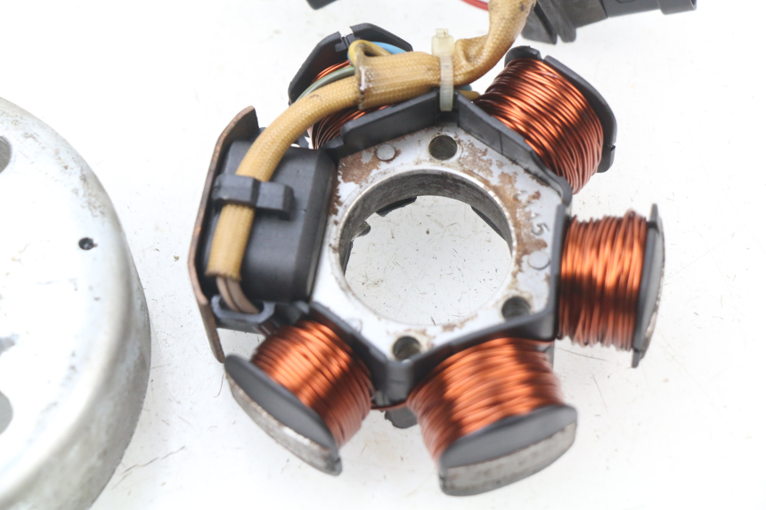 photo de ROTOR ESTATOR PIAGGIO ZIP 2T 50 (2009 - 2019) - Detalles de los puntos de fijación