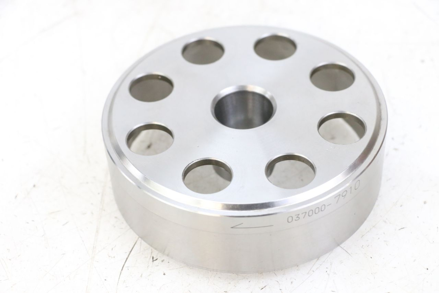 photo de VOLANTE MAGNETICO SUZUKI GSR 750 (2011 - 2017) - Primer plano técnico