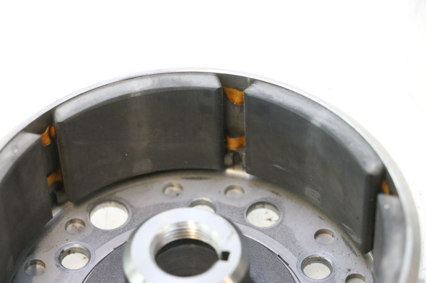 photo de VOLANTE MAGNETICO SUZUKI SV S 650 (2003 - 2009) - Primer plano técnico