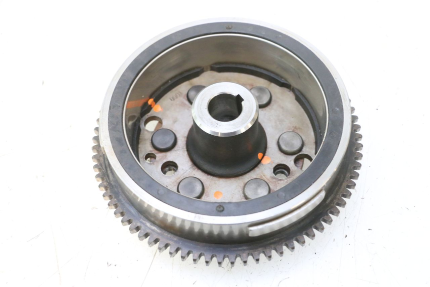 photo de VOLANTE MAGNETICO YAMAHA WAVE RUNNER GP R 1200 (2000 - 2003) - Primer plano técnico