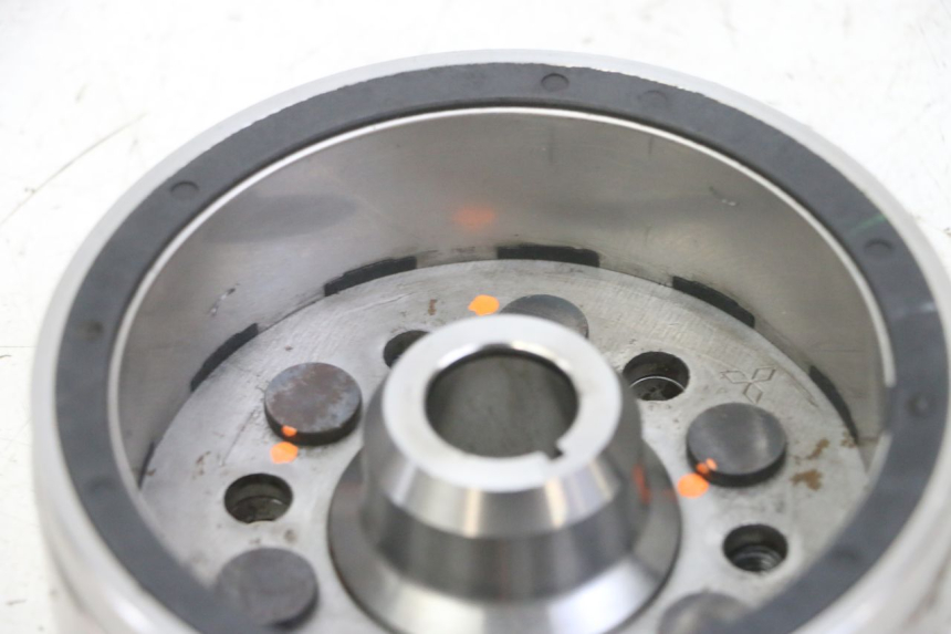 photo de VOLANTE MAGNETICO YAMAHA FZS FAZER 600 (2001 - 2003) - Primer plano técnico