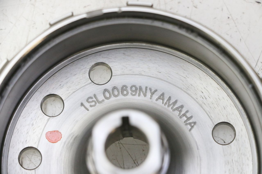 photo de VOLANTE MAGNETICO YAMAHA YZ-F YZF 250 (2014 - 2018) - Primer plano técnico