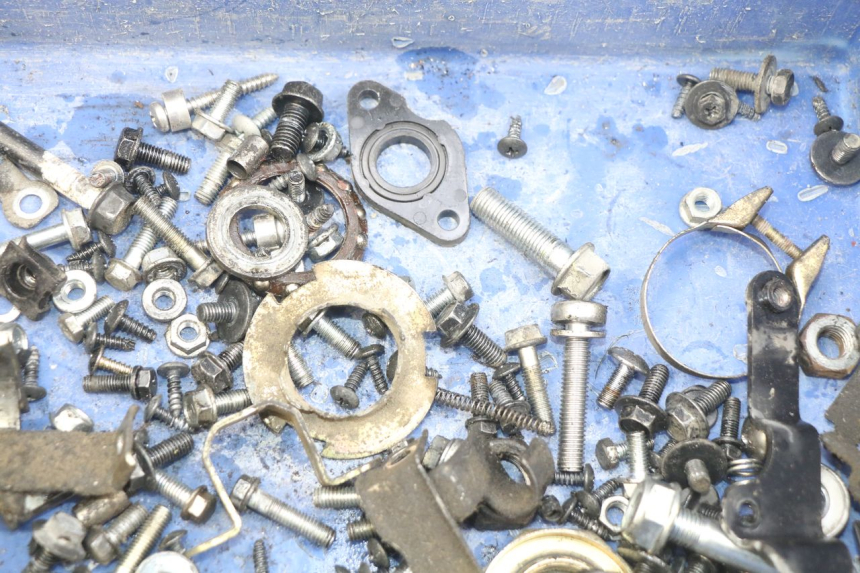 photo de BOLSA DE TORNILLERÍA TORNILLO KYMCO AGILITY 16+ 4T 50 (2018 - 2023) - Otra perspectiva