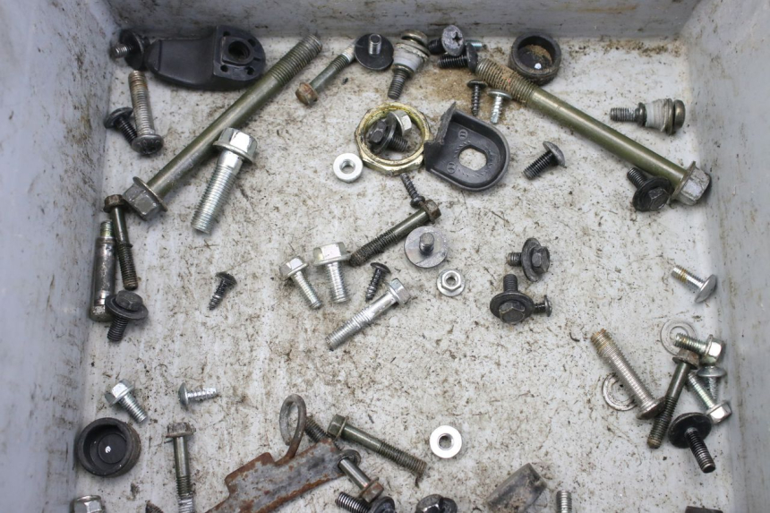 photo de BOLSA DE TORNILLERÍA TORNILLO KYMCO AGILITY NAKED RENOUVO 4T 50 (2018 - 2020) - Otra perspectiva