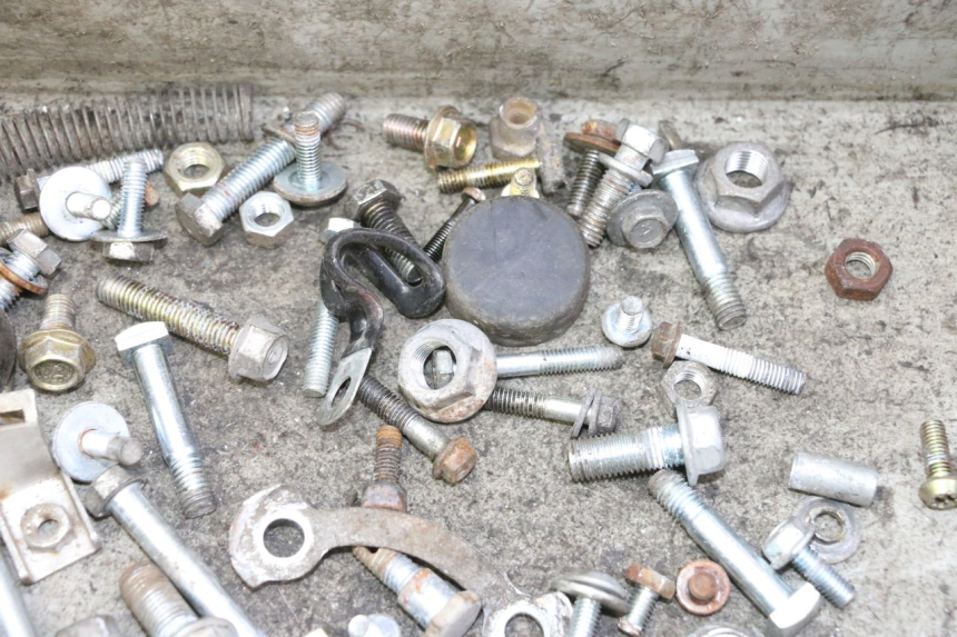 photo de TORNILLOS HYOSUNG GV AQUILA 125 (2000 - 2009) - Primer plano técnico