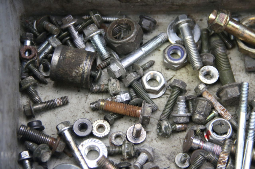 photo de BOLSA DE TORNILLERÍA TORNILLO ECCITY ARTELEC 670 1 (2013 - 2017) - Detalles de los puntos de fijación