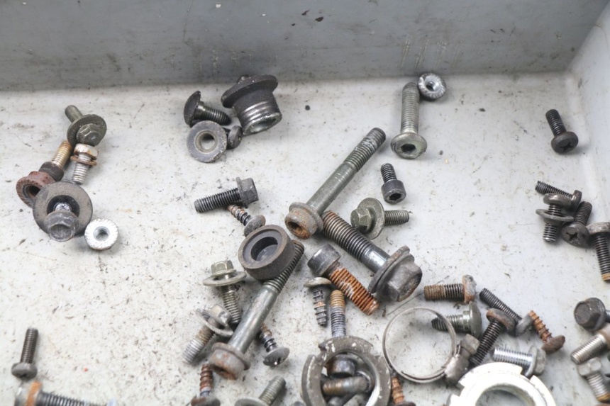 photo de BOLSA DE TORNILLERÍA TORNILLO SUZUKI BURGMAN 125 (2007 - 2014) - Otra perspectiva